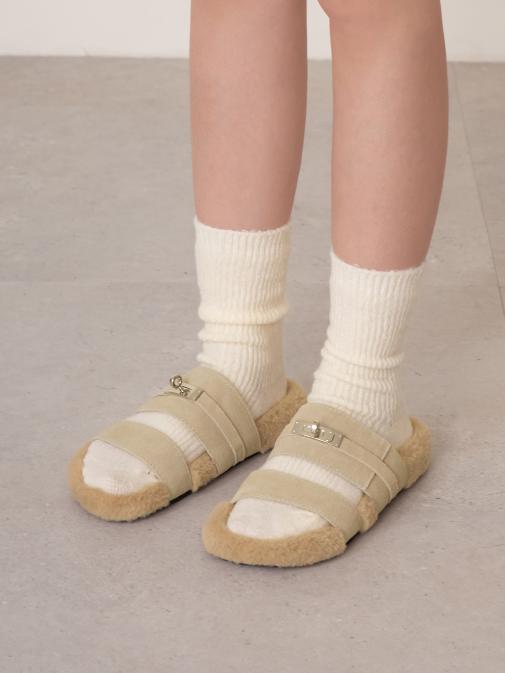 質感金屬鎖釦真皮毛毛拖鞋 米色