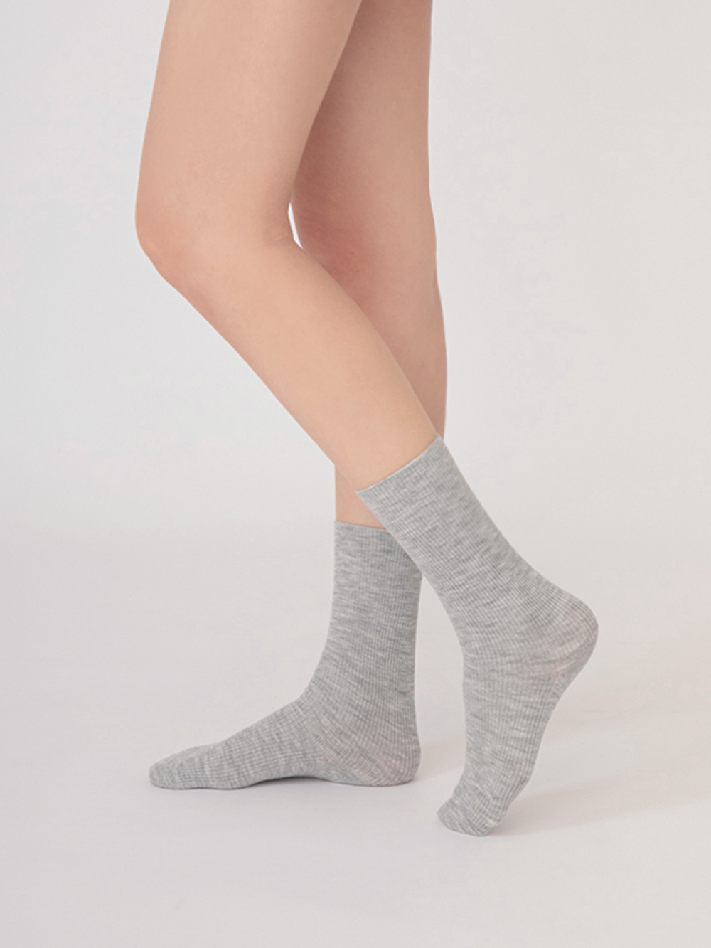 桑蠶絲羊毛素面直坑條中筒襪 淺灰