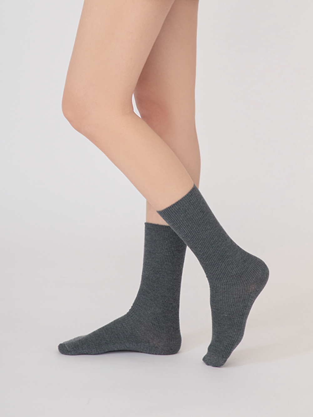 桑蠶絲羊毛素面直坑條中筒襪 深灰