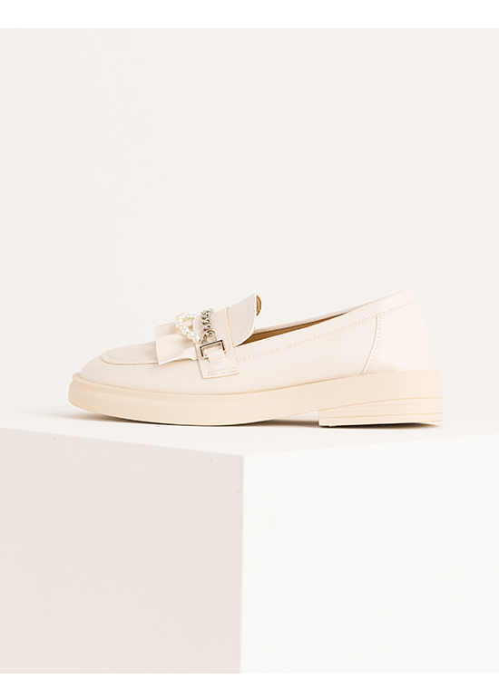 Lolita Loafers With Pearls And Chains Cream