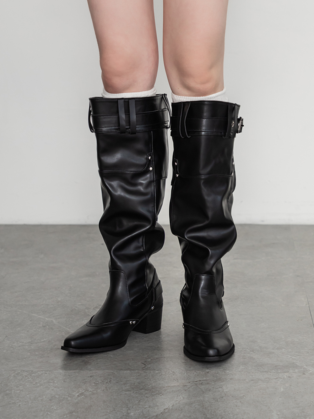 流浪風褲型剪裁尖頭寬筒靴 黑色
