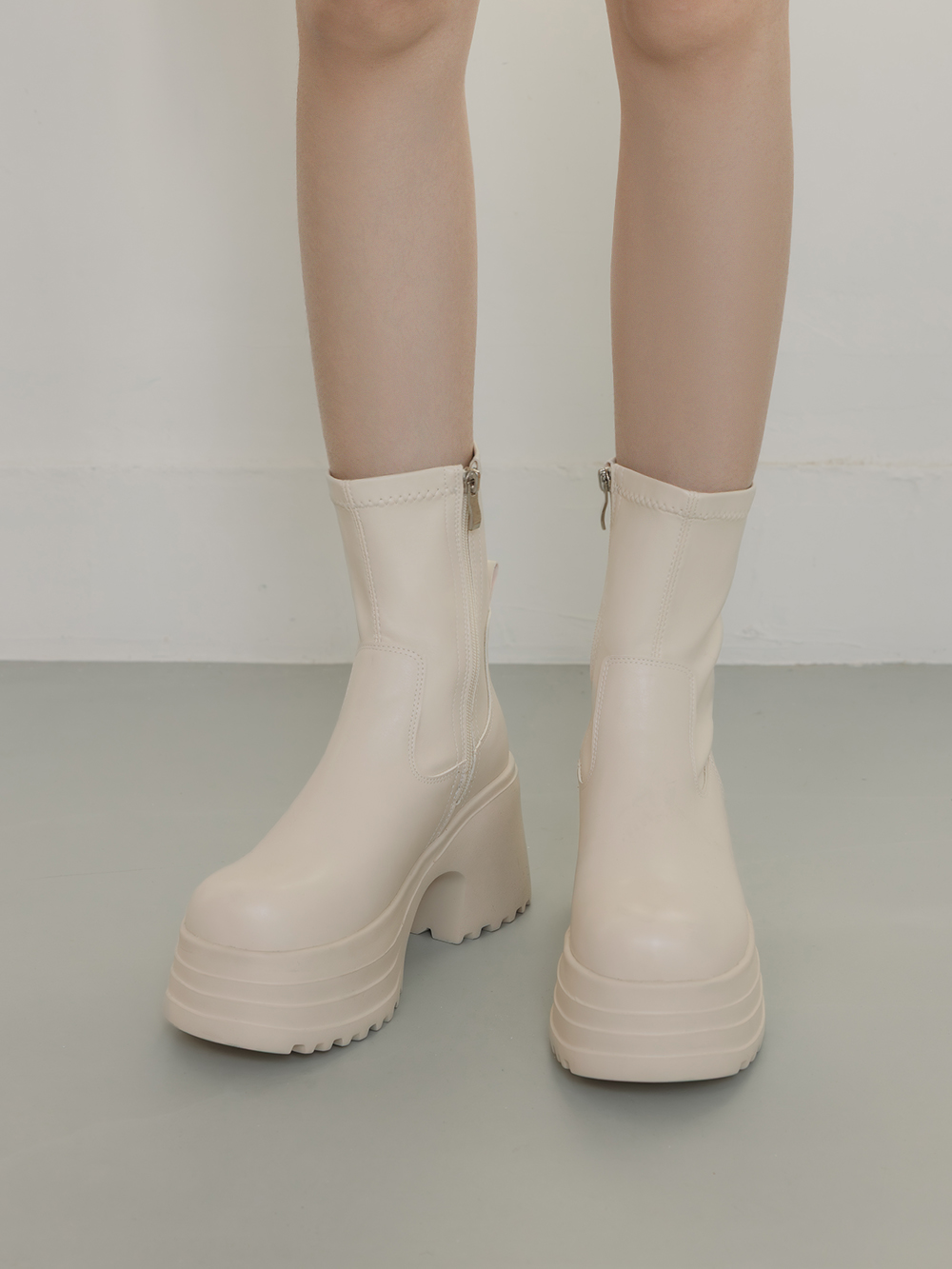 愛豆偶像素面厚底瘦瘦短靴 米白色