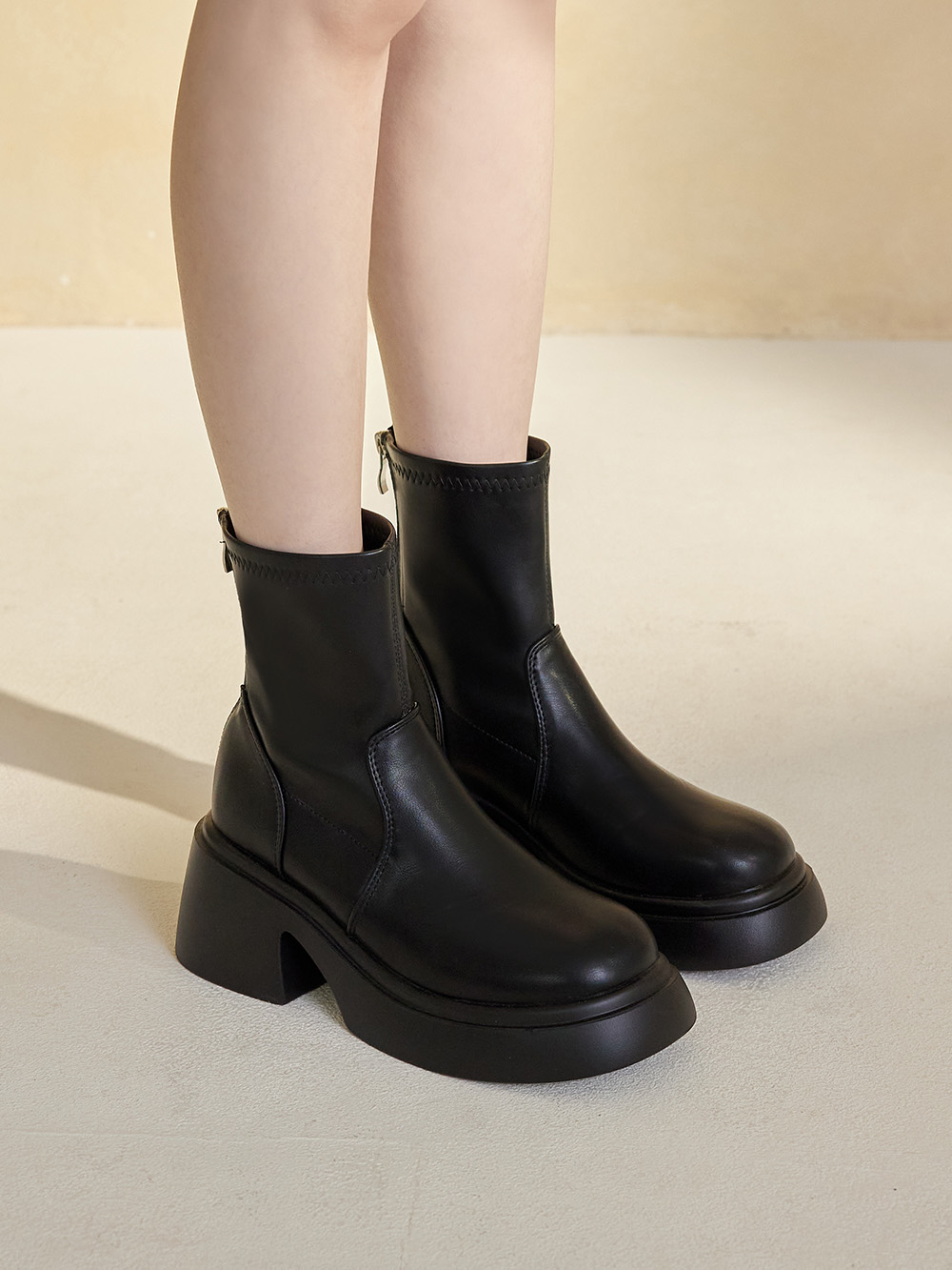 美腿濾鏡．輕量加厚底瘦瘦短靴 時尚黑