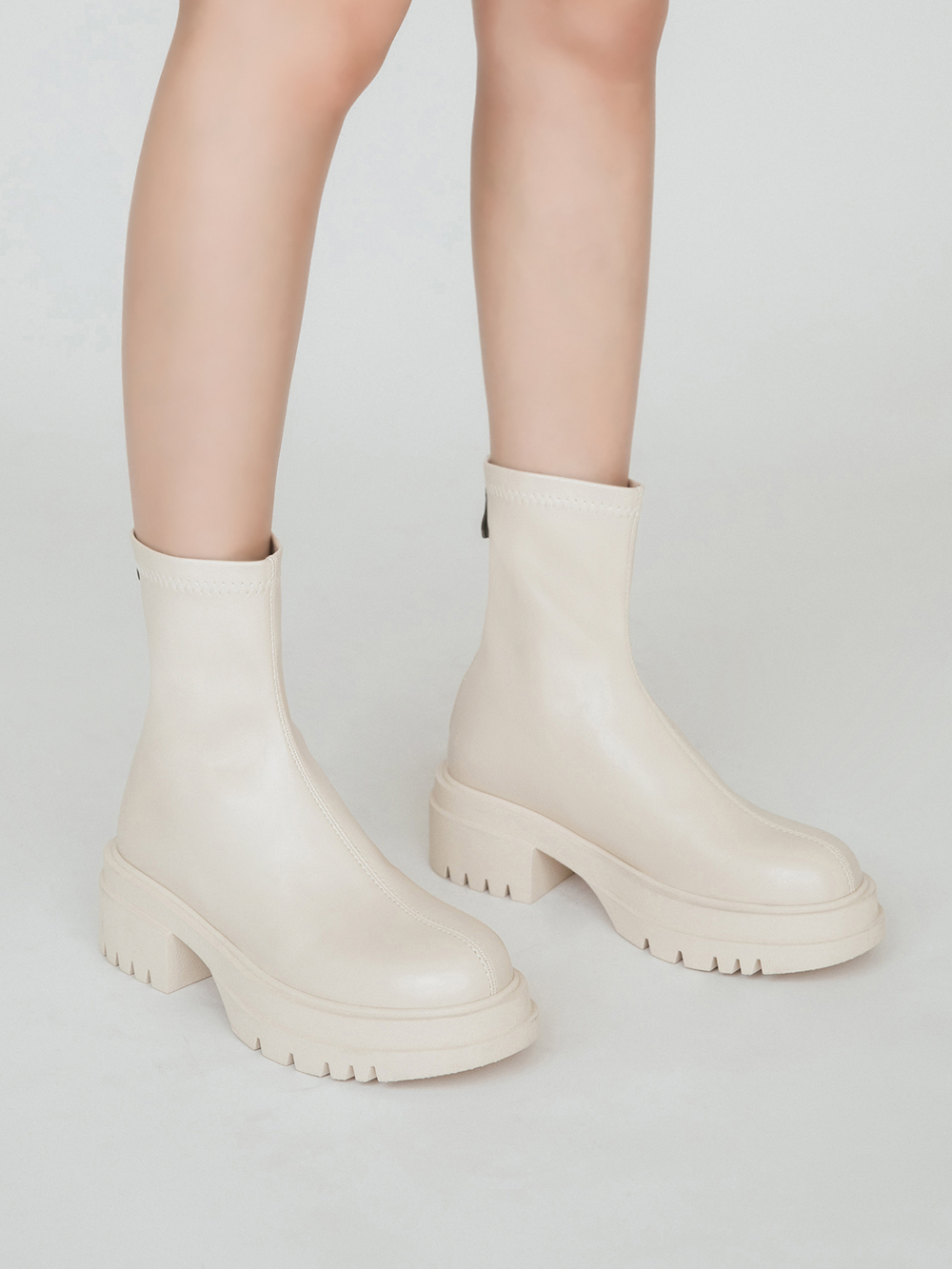 心動瞬間．加厚鬆糕底瘦瘦短靴 香草米白