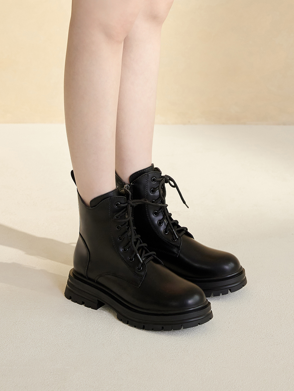 帥氣攻略．側V剪裁綁帶馬汀短靴 時尚黑