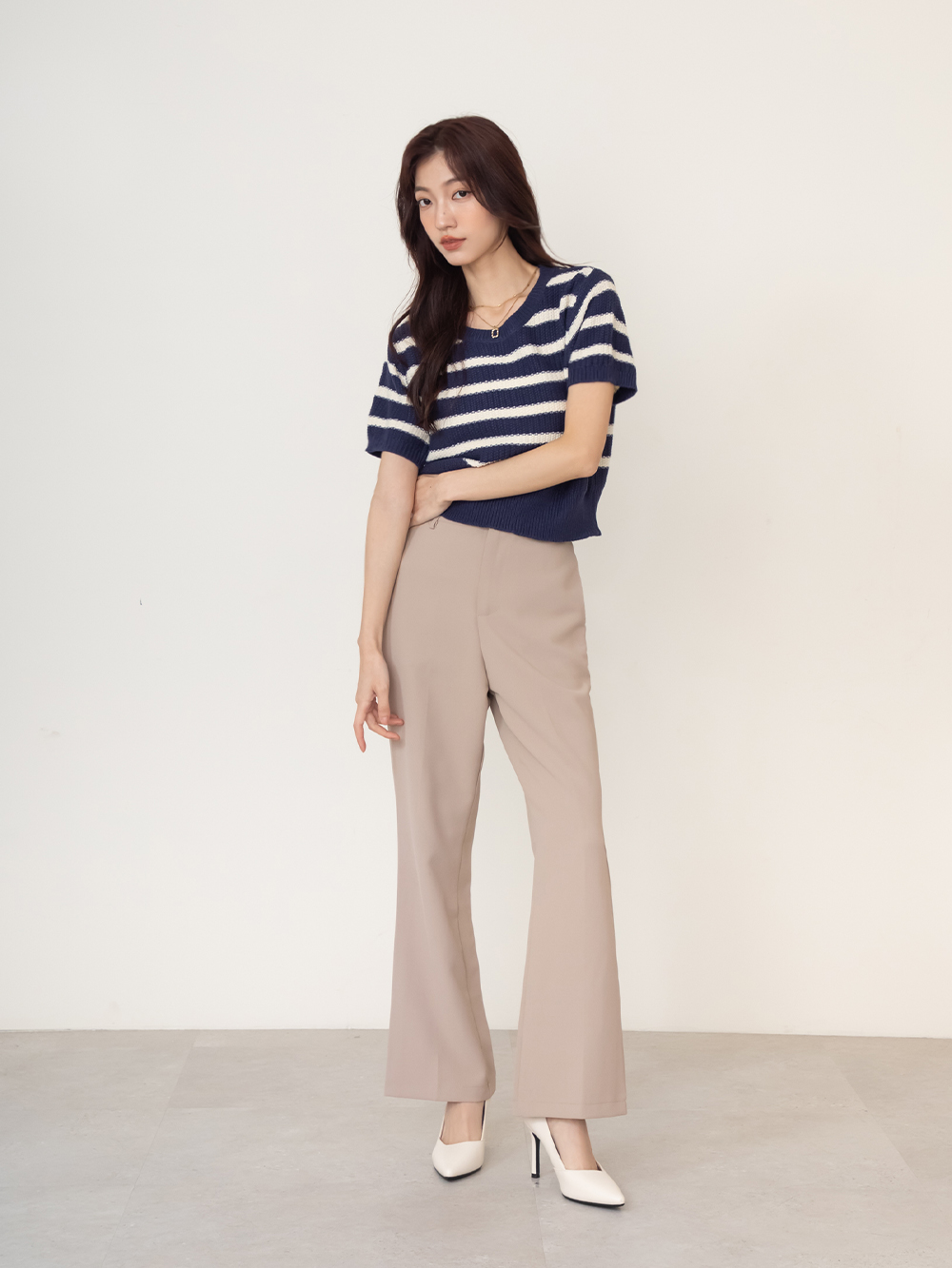 俐落雅緻尖頭斜口高跟鞋 米白色