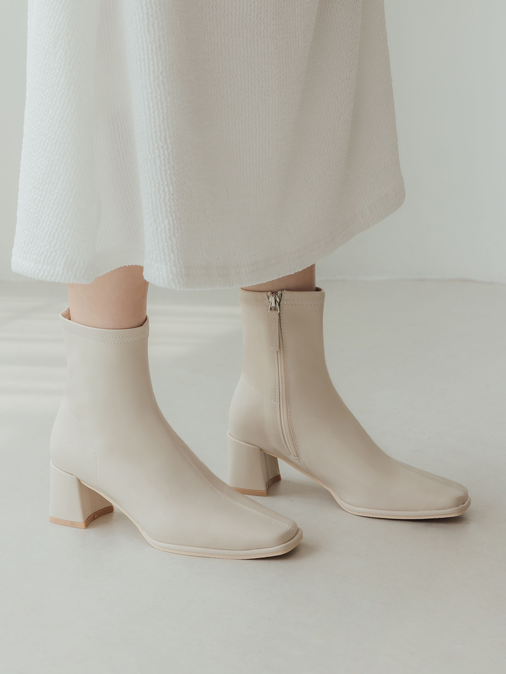 美麗零死角．素面方頭高跟瘦瘦靴 香草米白