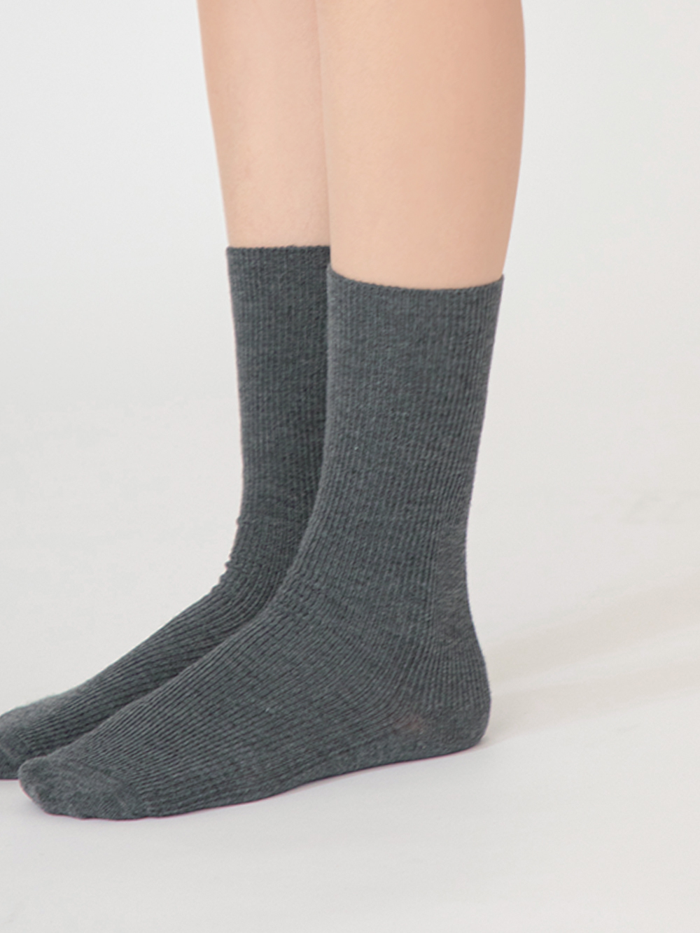 桑蠶絲羊毛素面直坑條中筒襪 深灰