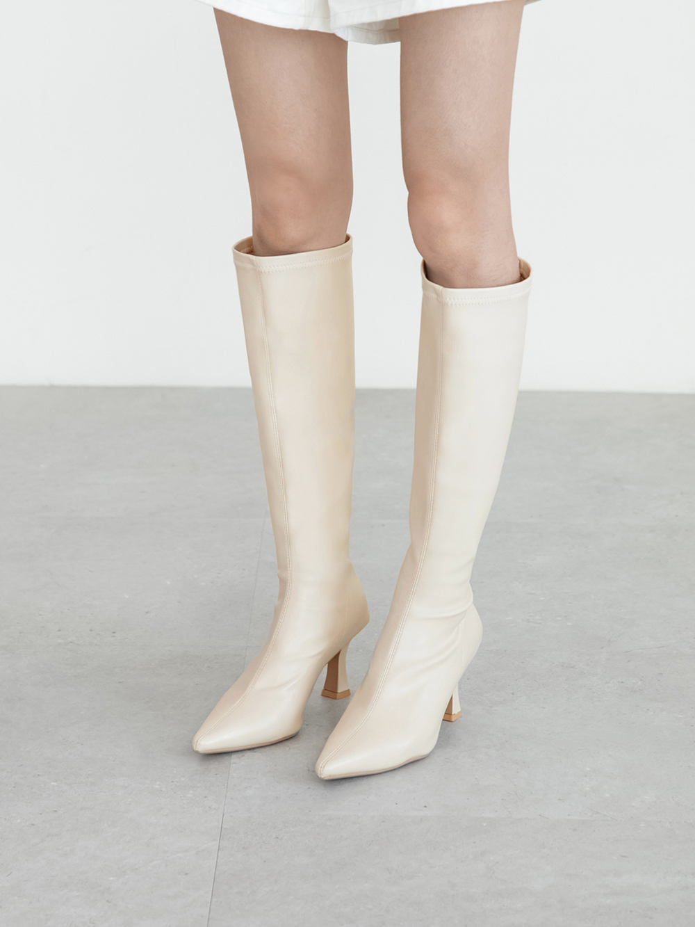 顯瘦魔法尖頭高跟瘦瘦長靴 米白色