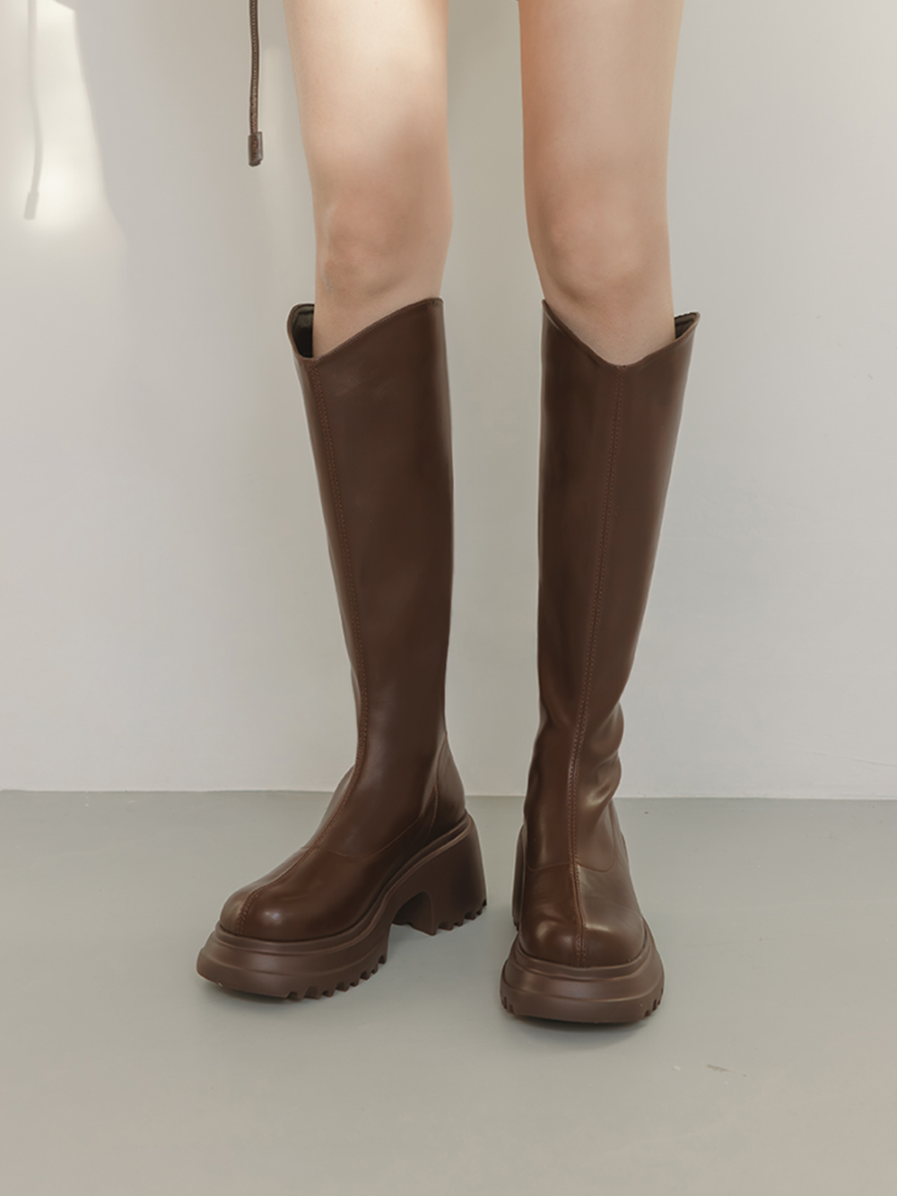 美圖V口輕量厚底瘦瘦長靴 復古咖