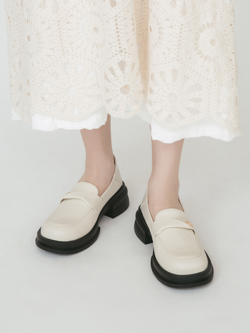 低調貴族．小錢幣扭結方頭樂福鞋 香草米