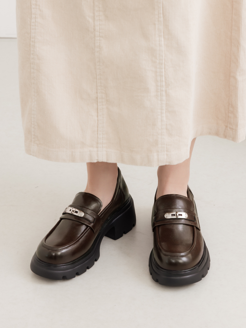 【真皮系列】金屬鎖釦輕量底樂福鞋 棕色