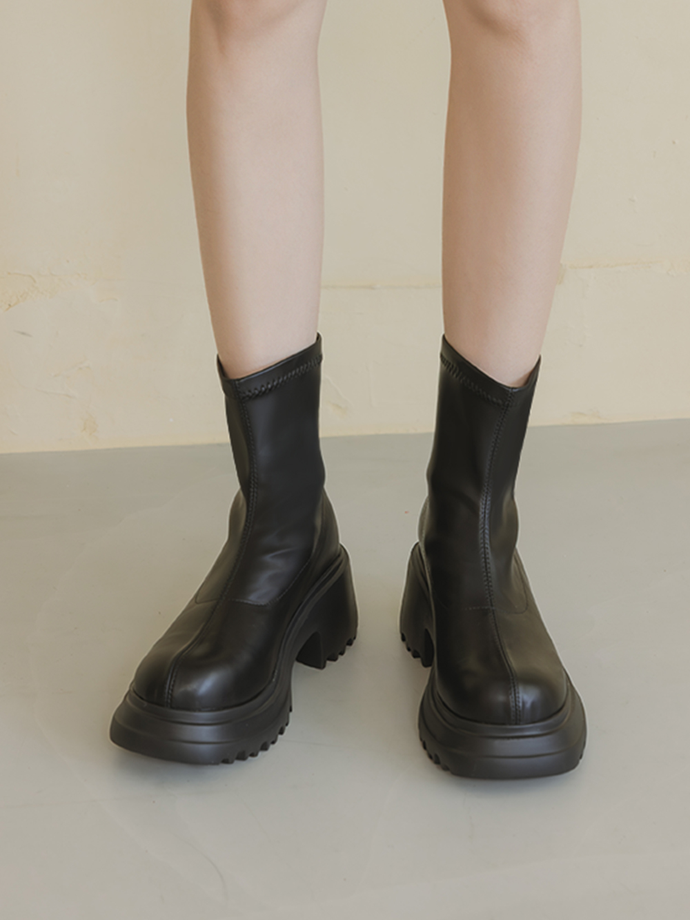 瘦腿密碼輕量厚底瘦瘦短靴 黑色