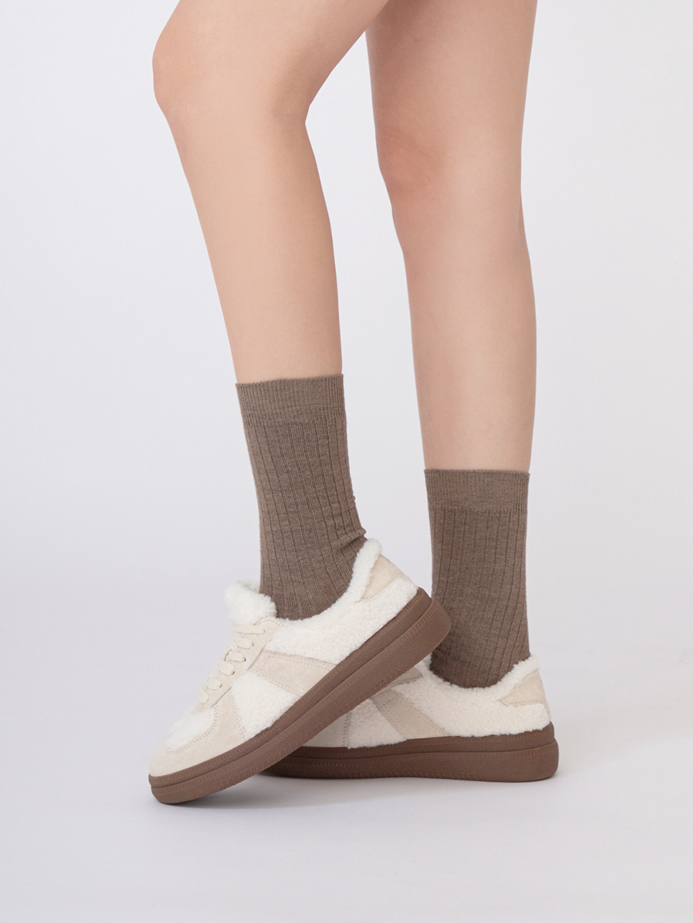 桑蠶絲羊毛素面細坑條中筒襪 咖色