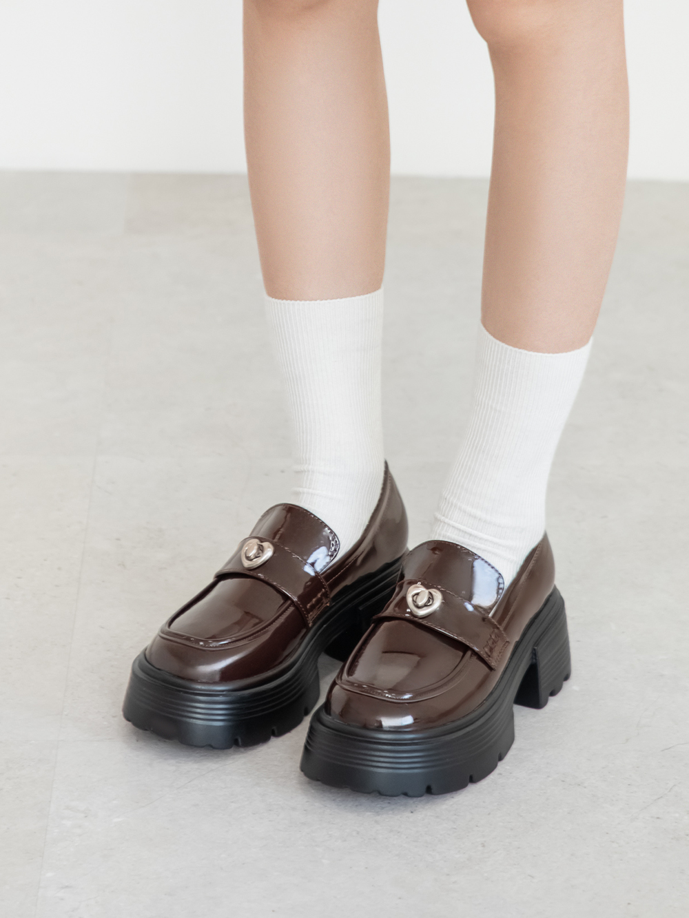 Love愛心釦飾厚底樂福鞋 咖啡色