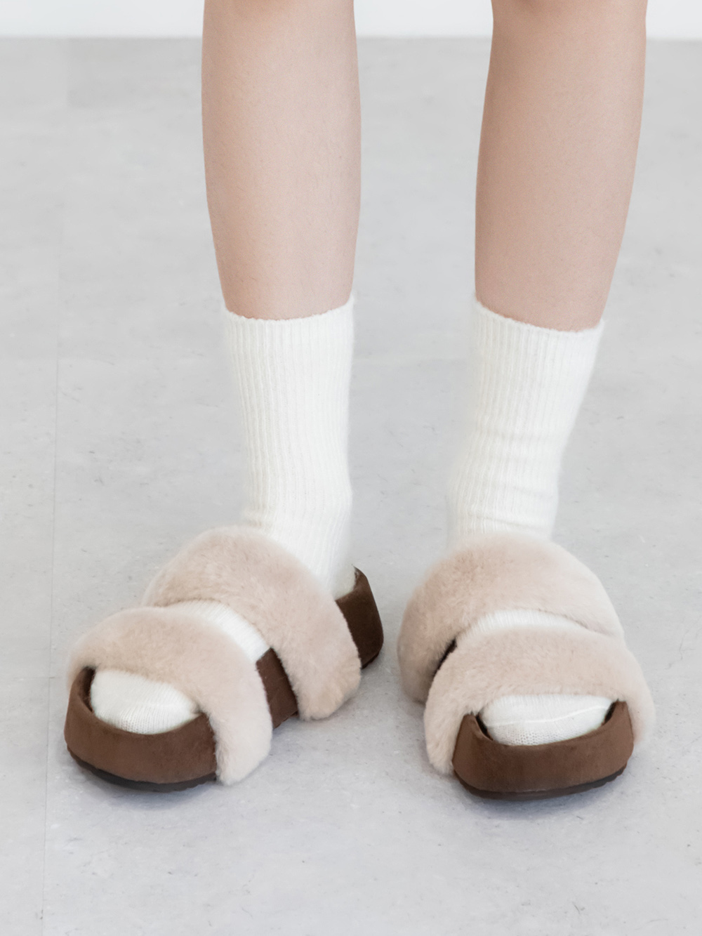 軟萌毛毛一字雙帶厚底拖鞋 杏色