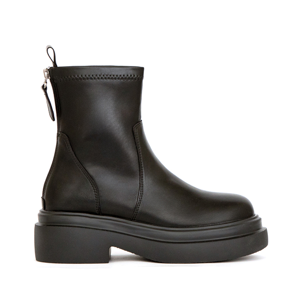 安可返場輕量底素面瘦瘦短靴 黑色