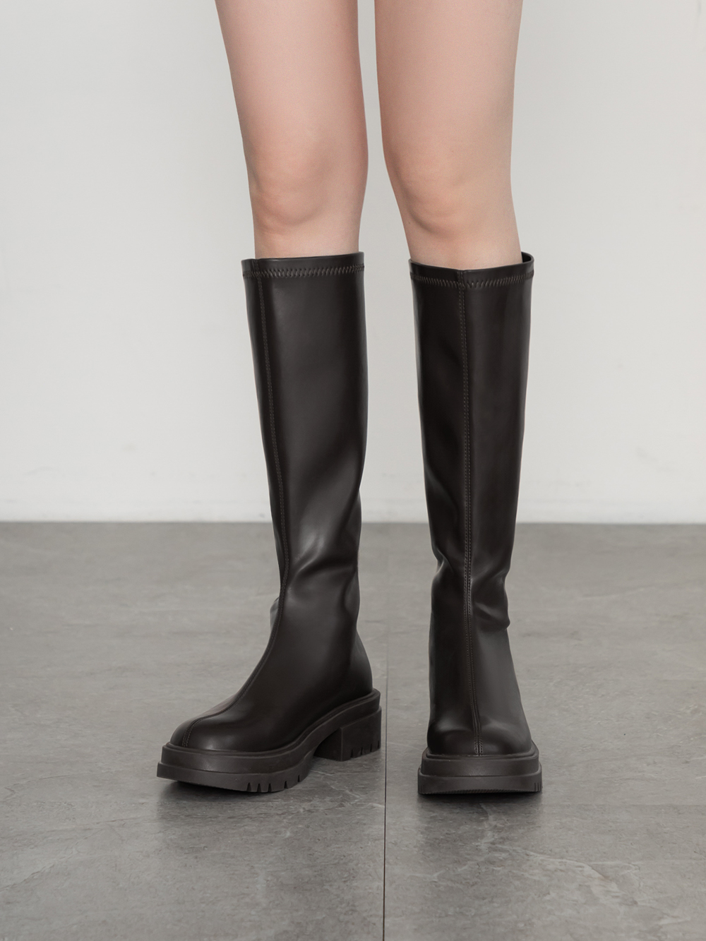 韓團指標．百搭素面厚底瘦瘦長靴 時尚黑