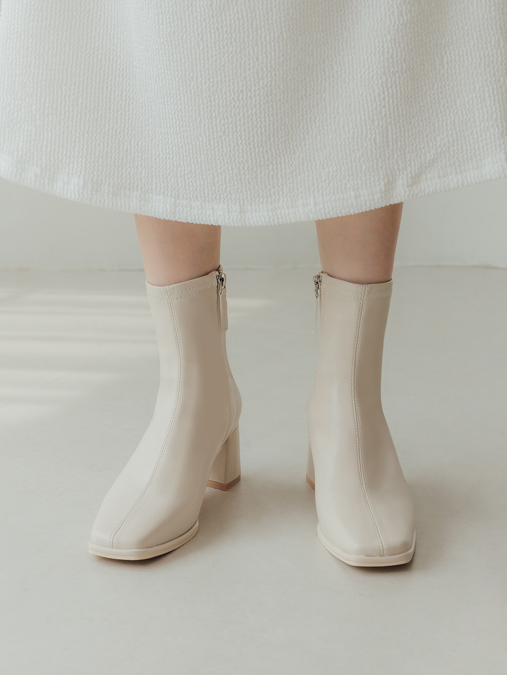 美麗零死角．素面方頭高跟瘦瘦靴 香草米白