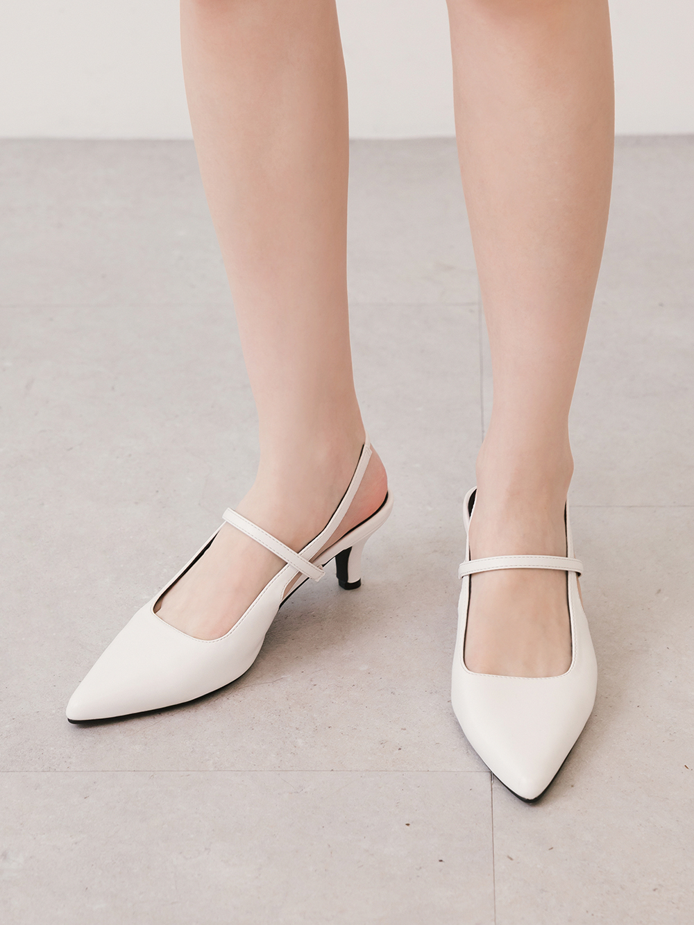 一穿愛上尖頭低跟後空跟鞋 白