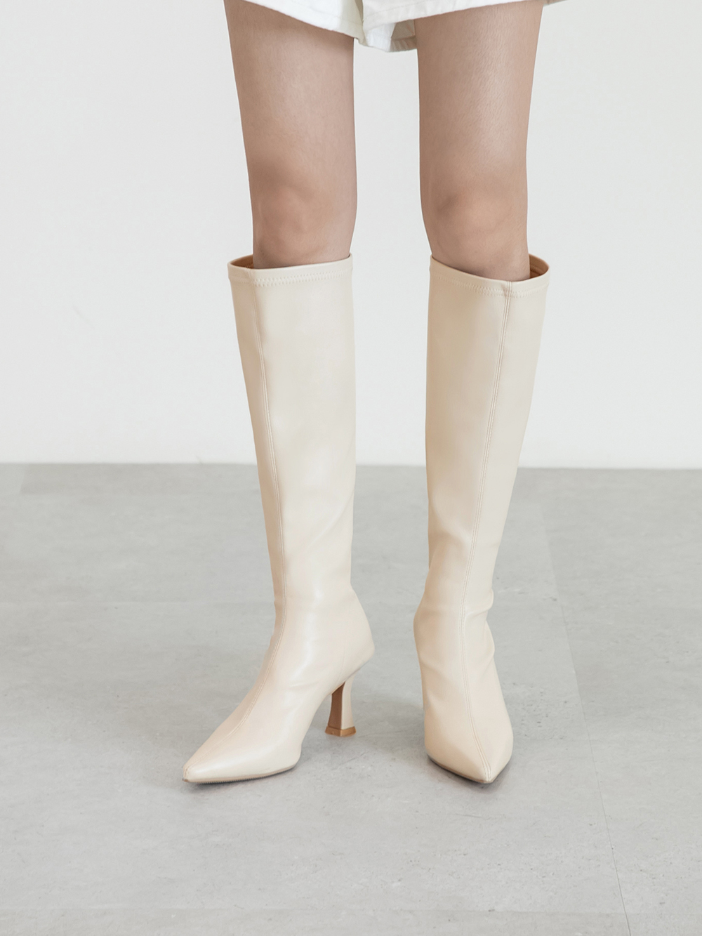 顯瘦魔法尖頭高跟瘦瘦長靴 米白色