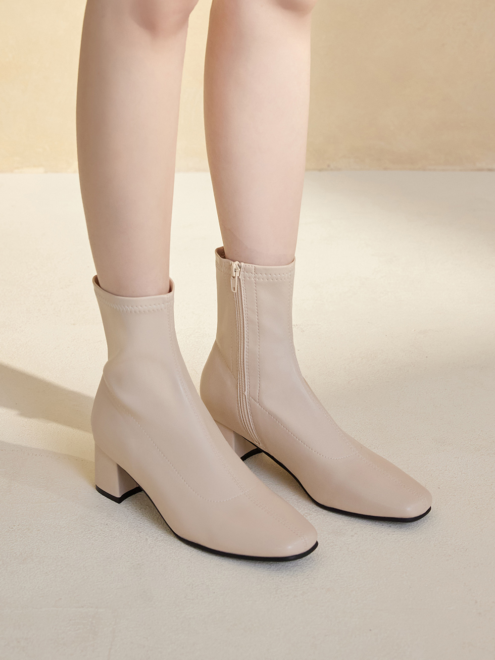 秋冬定番．素面合腿中跟方頭襪靴 人氣米白