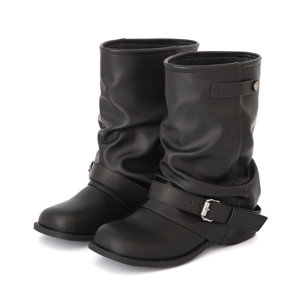 雙12搶先優惠限時特價$1212！潮流對決釦環堆堆褲管短靴，韓系機車風褲管靴版型，堆堆筒身搭配金屬釦環，提升街頭時髦感。冬季穿搭必收，顯瘦藏肉又好走的 D+AF 熱銷短靴。