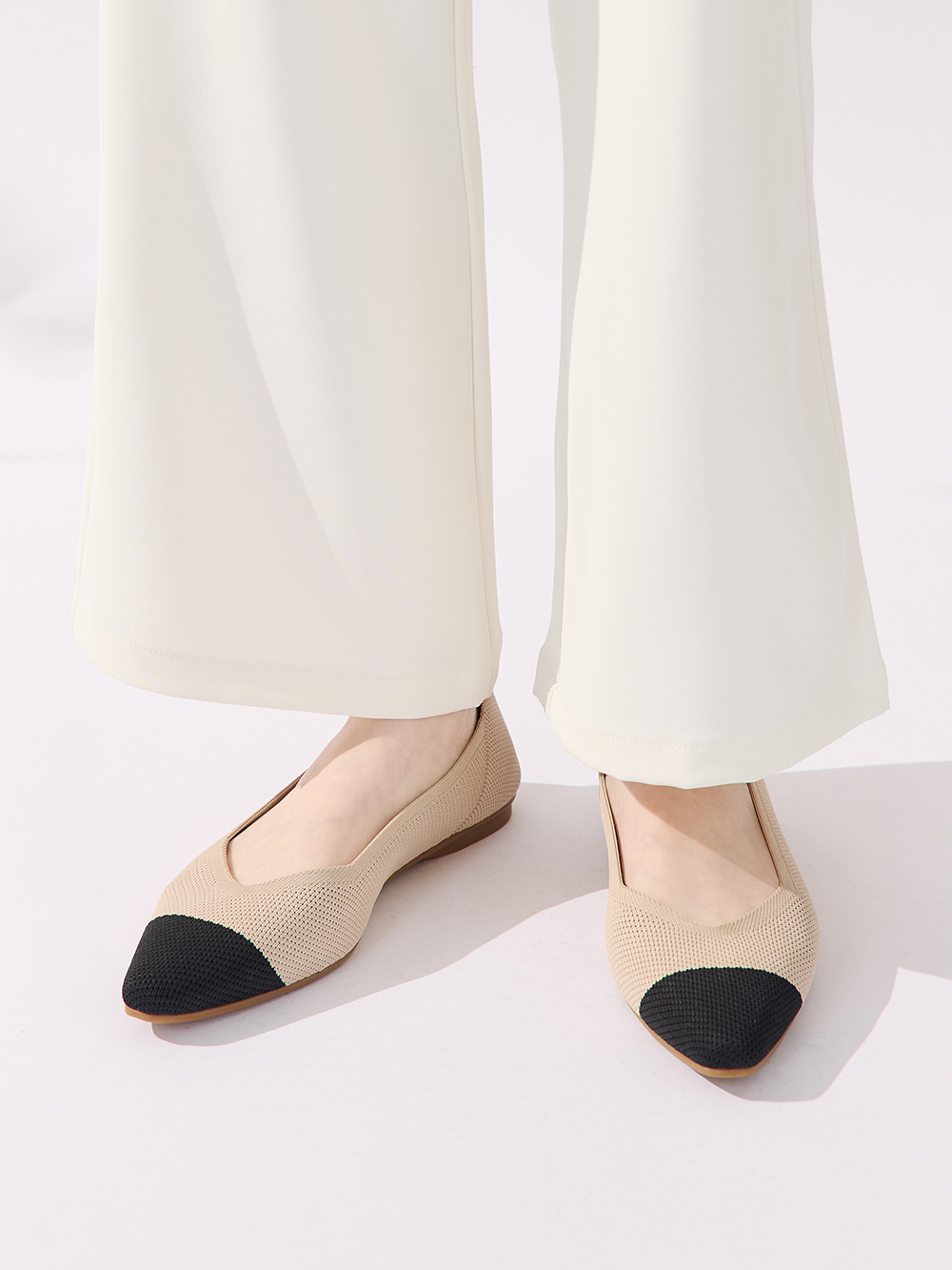 【3D零感雲織鞋】小V口尖頭通勤包鞋 黑x米白