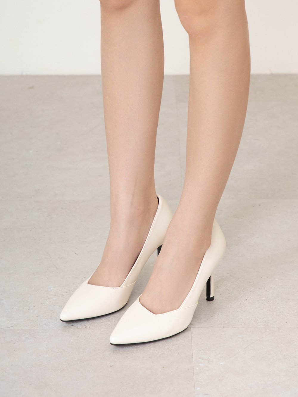 俐落雅緻尖頭斜口高跟鞋 米白色