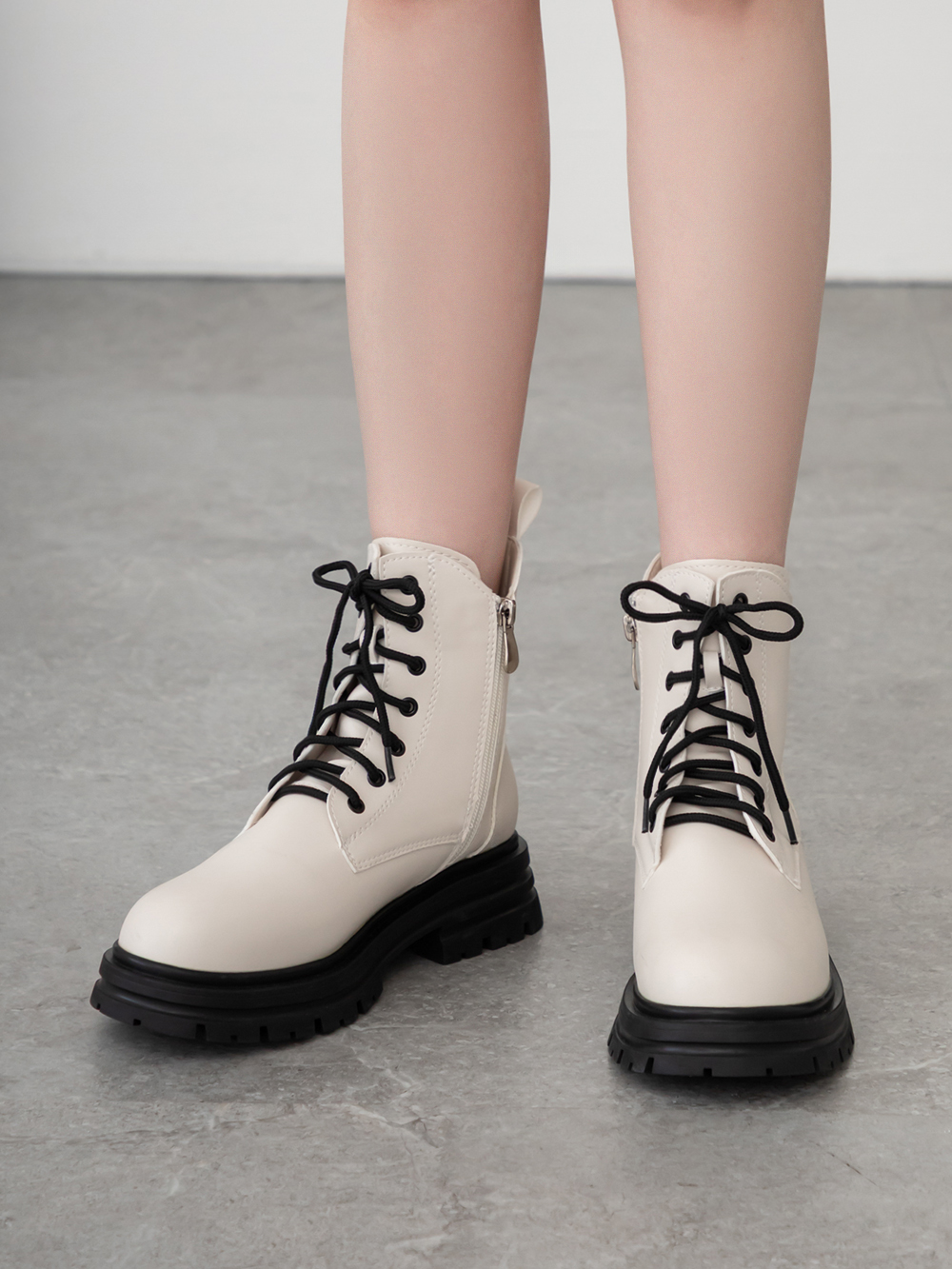 帥氣攻略．側V剪裁綁帶馬汀短靴 香草米