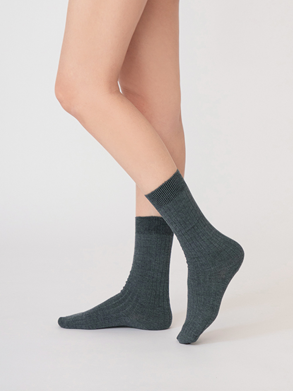 桑蠶絲羊毛素面細坑條中筒襪 深灰