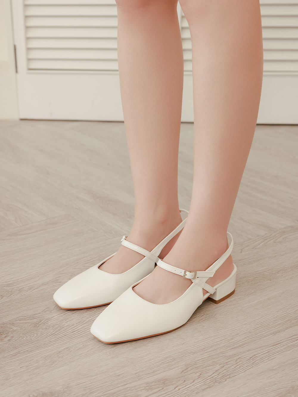 粉彩春日4D氣墊後空低跟鞋 白