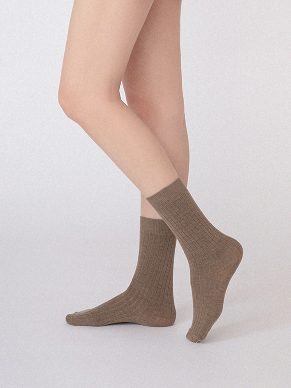 桑蠶絲羊毛素面細坑條中筒襪 咖色