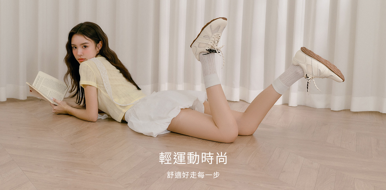穿上摩卡慕斯撞色休閒運動鞋，展現復古輕運動時尚，搭配百褶裙與短襪，日常穿搭輕鬆有型，舒適好走每一步。