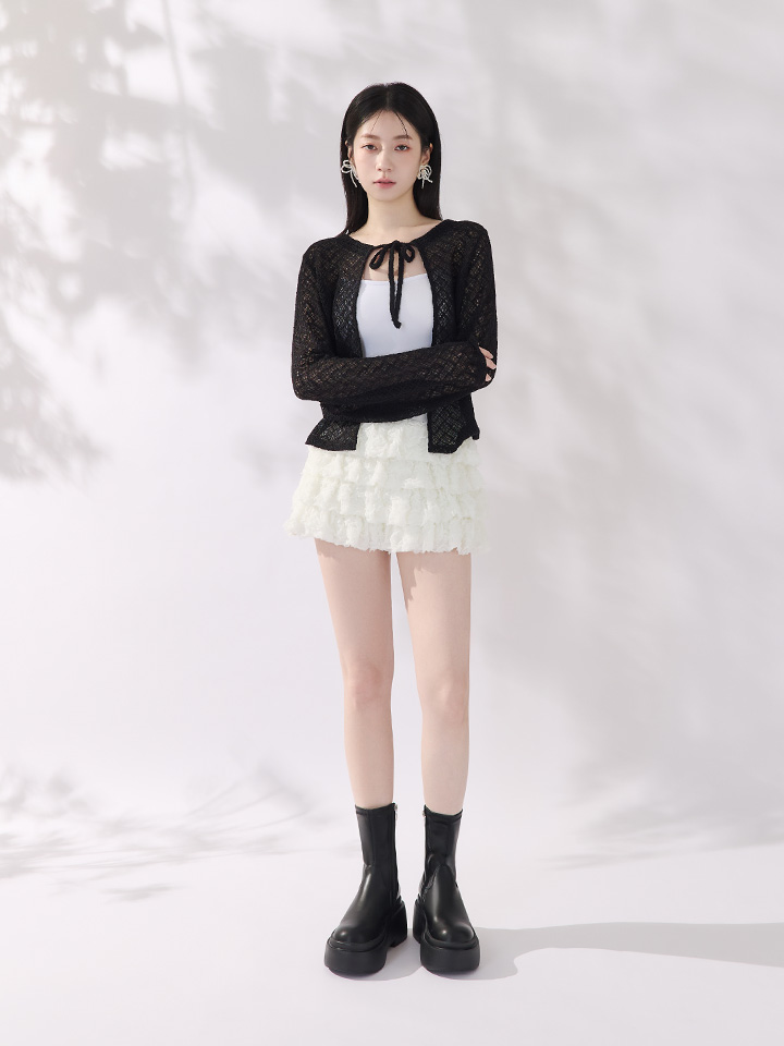 黑色加厚鬆糕底瘦瘦短靴，少女風短裙穿搭展現俐落辣感