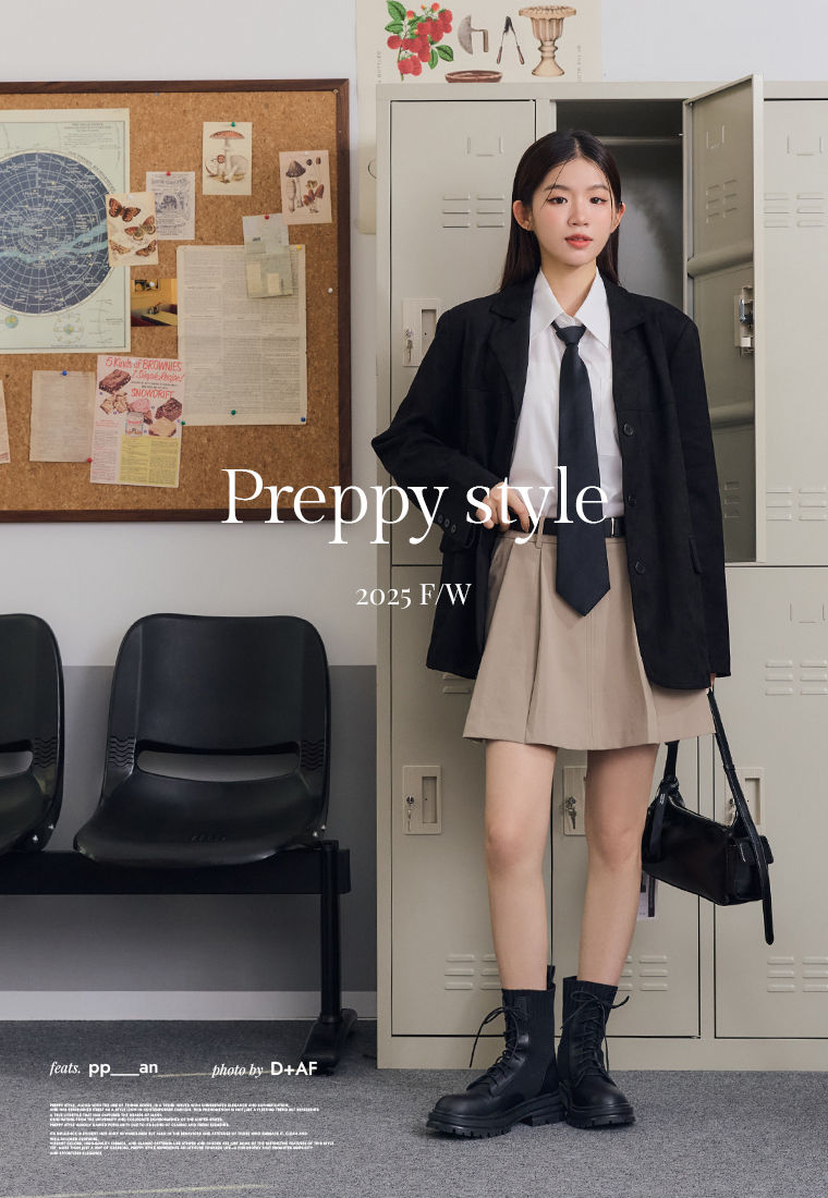 D+AF 秋冬學院風穿搭 Preppy Style｜黑色西外搭配百褶裙與綁帶馬汀靴，展現帥氣俐落的校園時尚女鞋造型