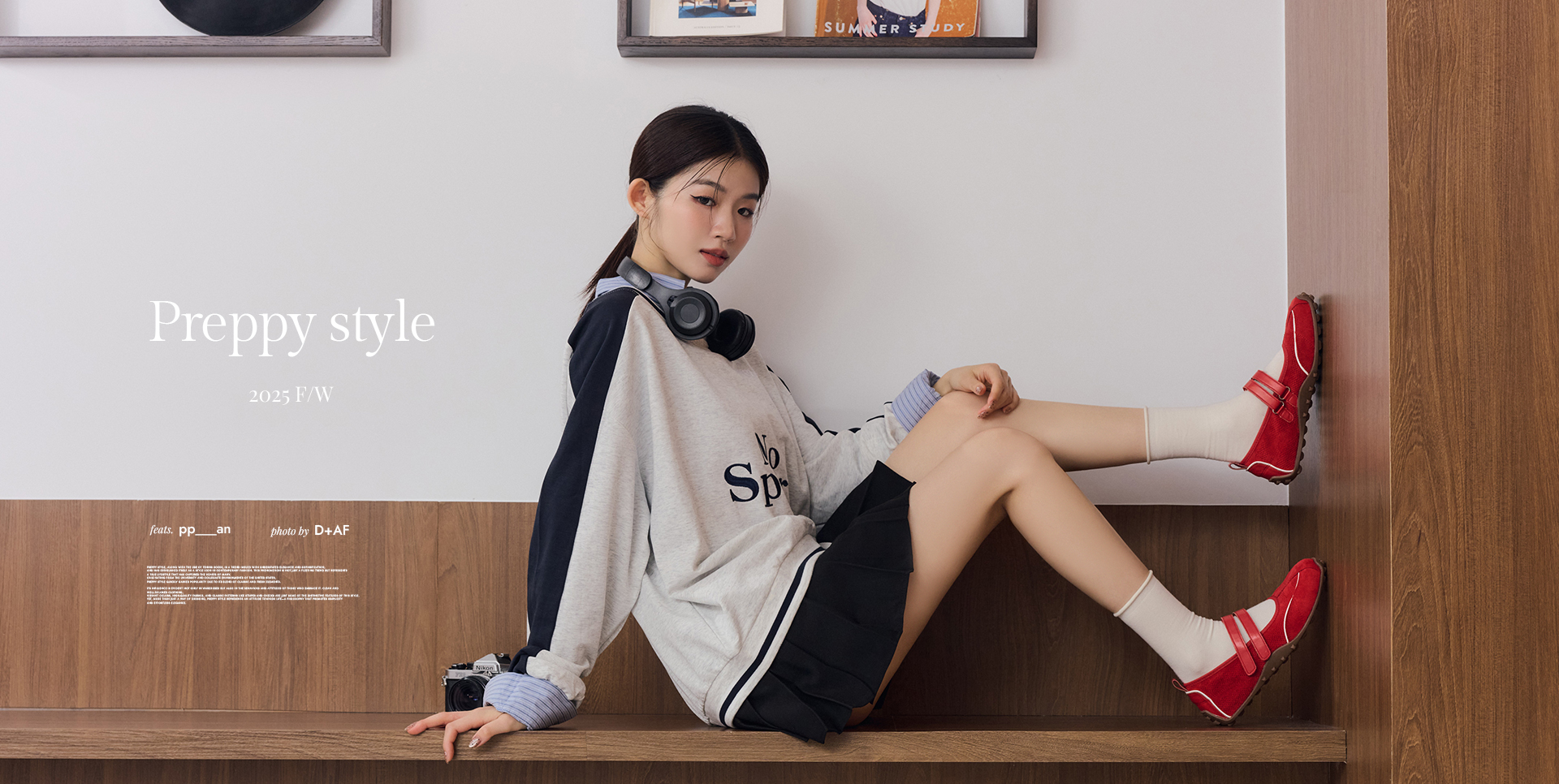 D+AF Preppy style 學院風穿搭｜紅色瑪莉珍鞋搭配運動風衛衣與百褶裙，展現青春俏皮的學院時尚氛圍，兼具舒適與造型感的秋冬女鞋推薦