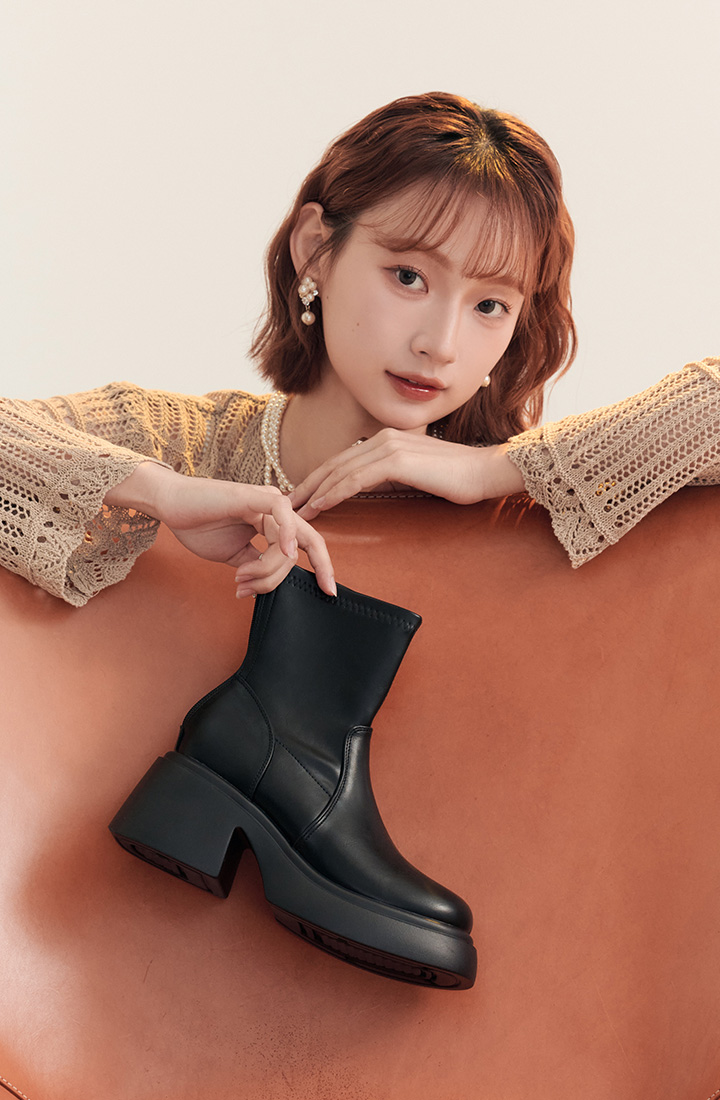 雙11限時｜短靴5折起 輕量加厚底瘦瘦短靴；細緻霧面皮料包覆，輕量鬆糕大底與防滑齒紋提升穩定，腳踝線條更纖細。xuxaxnnn（小徐）示範日常高街穿搭，牛仔與針織都百搭。D+AF 女鞋—好穿，一直穿