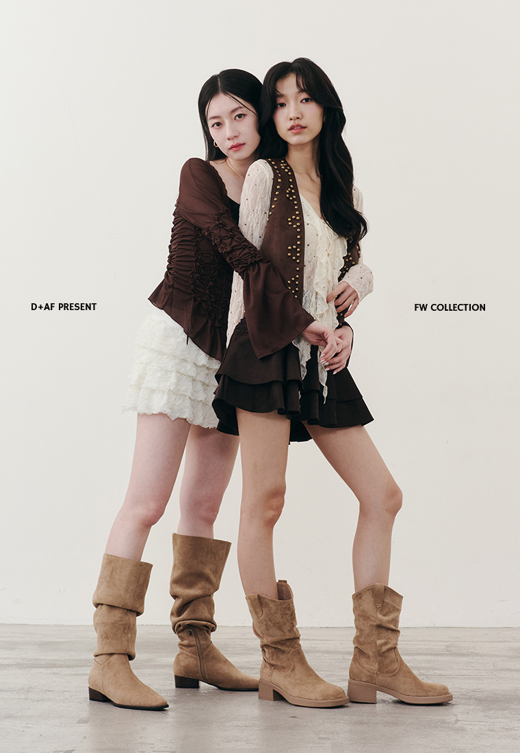 D+AF秋冬女鞋新系列【MOCHA MOUSSE】登場！波西風麂皮堆堆長靴結合西部靴設計，展現慵懶鬆弛感與修長腿型。溫潤摩卡色調襯出秋冬氣質，穿上D+AF，好穿一直穿，美得毫不費力！