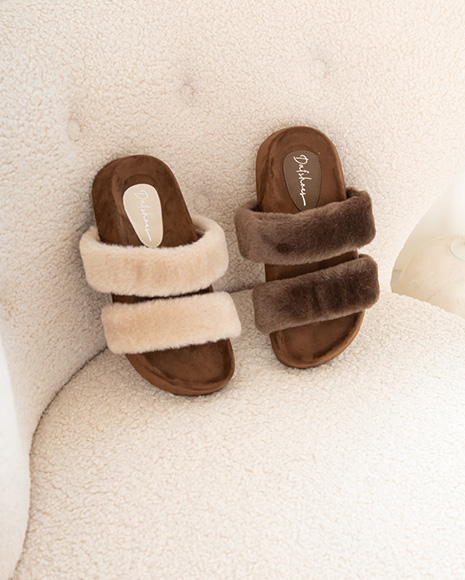 D+AF韓系暖萌毛毛拖鞋登場！柔軟厚底結合真毛質感，溫暖舒適又可愛。秋冬居家與外出穿搭都百搭，韓系女孩必收人氣拖鞋。