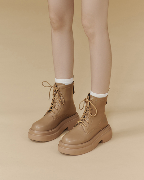 D+AF焦點返場厚底綁帶短靴，結合軍靴風與復古韓系時尚，輕量厚底設計增高顯瘦，打造率性Girl Crush氣勢。秋冬穿搭必備短靴。