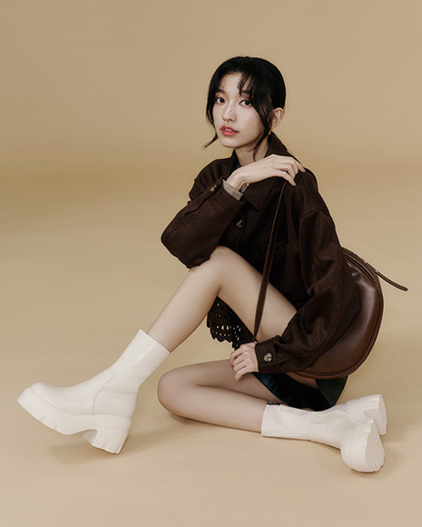 D+AF演唱會必備9.5cm厚底瘦瘦短靴，輕盈耐走兼具時髦線條感。韓系女團風格穿搭推薦，出道級氣場讓你一穿登場焦點。