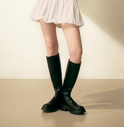 冬季顯瘦靴款推薦：D+AF 韓團指標百搭素面厚底瘦瘦長靴穿搭，韓系時髦修飾腿型，打造顯瘦美腿比例的冬季女靴熱銷榜款式。