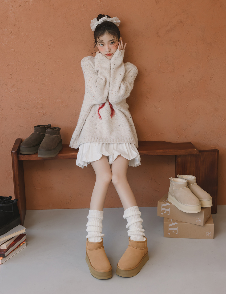 毛茸茸雪靴靴款/鞋款，以柔軟毛料包覆鞋身與內裡，營造溫暖療癒的冬季穿搭氛圍。厚底設計兼顧保暖與穩定腳感，是秋冬日常與外出都好搭的舒適女鞋選擇。