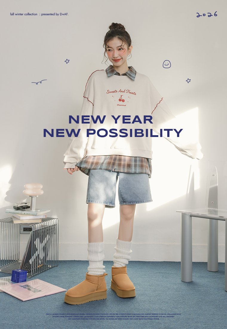 D+AF 2026 新年穿搭推薦NEW YEAR NEW POSSIBILITY 韓系休閒風造型示範，毛茸茸厚底雪靴搭配中筒襪與寬鬆上衣，展現冬季舒適保暖又顯瘦的女鞋穿搭靈感，打造新年日常與假期皆適合的韓系時髦女鞋風格。