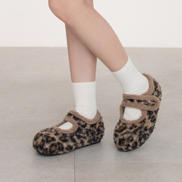 D+AF 本週新品女鞋登場，毛茸茸豹紋瑪莉珍平底鞋搭配白襪，秋冬保暖又可愛的韓系新款女鞋，輕量舒適好穿不費力