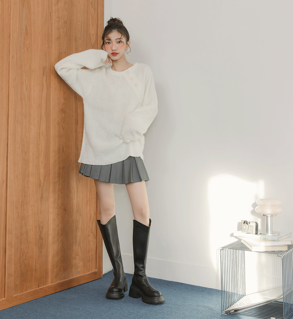 D+AF 韓系顯瘦瘦瘦長靴穿搭示範，黑色輕量厚底長靴修飾腿型比例，貼合小腿線條拉長視覺效果，打造誰穿誰顯瘦的冬季美腿造型，適合日常與通勤穿搭。