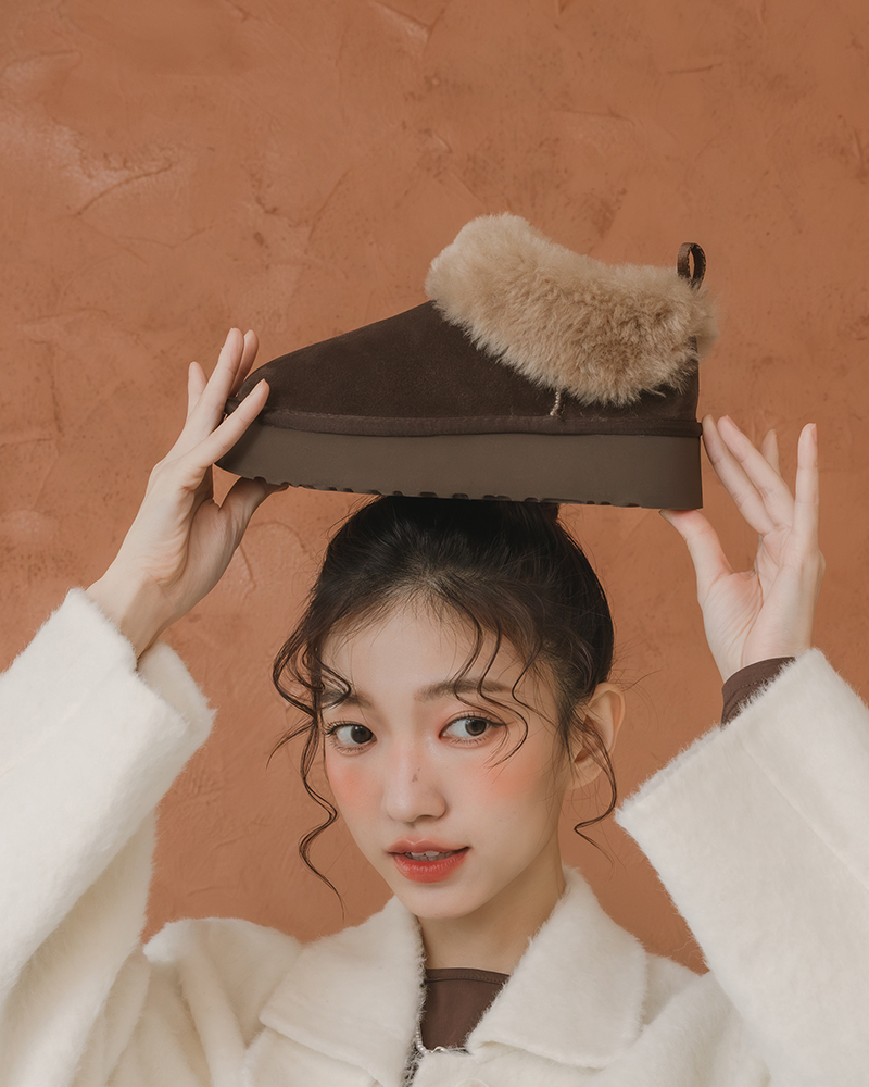 D+AF 極暖真皮雪靴穿搭示範，厚實毛料內裡與穩定厚底設計，寒流低溫也能長時間保暖不凍腳，冬季通勤與日常外出必備雪靴