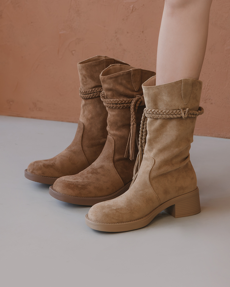 D+AF 波西米亞風堆堆靴穿搭示範，抓皺靴筒修飾小腿線條，視覺拉長比例，打造隨性顯瘦腿型的秋冬率性穿搭靴款