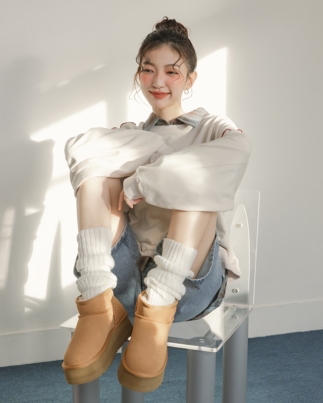 D+AF 冬戀 5cm 增高底真皮短筒雪靴穿搭，真皮鞋面搭配柔軟內裡，保暖不悶腳，微增高設計自然拉長比例，搭配襪子也可愛，冬季禦寒必備的輕量保暖雪靴女鞋。